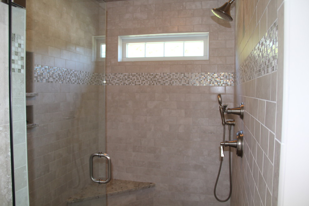 Inspiration för mellanstora klassiska badrum för barn, med en dusch i en alkov, beige kakel, flerfärgad kakel, tunnelbanekakel och beige väggar