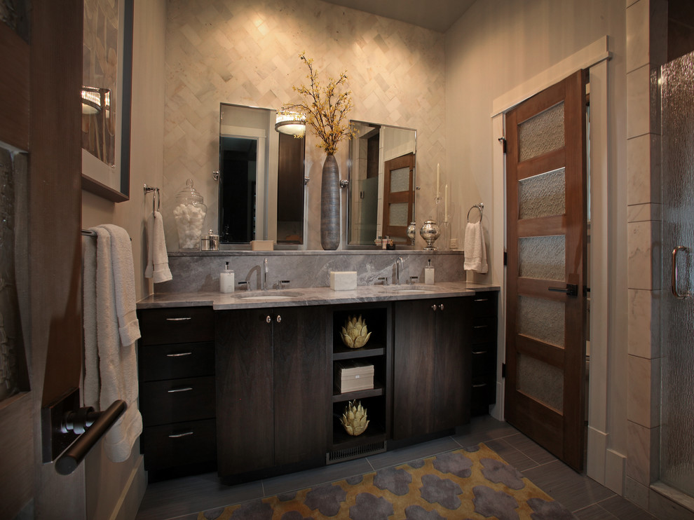 Esempio di una stanza da bagno padronale stile rurale di medie dimensioni con lavabo sottopiano, ante in legno bruno, top in marmo, piastrelle grigie, piastrelle in gres porcellanato, pareti beige, pavimento in gres porcellanato e ante lisce