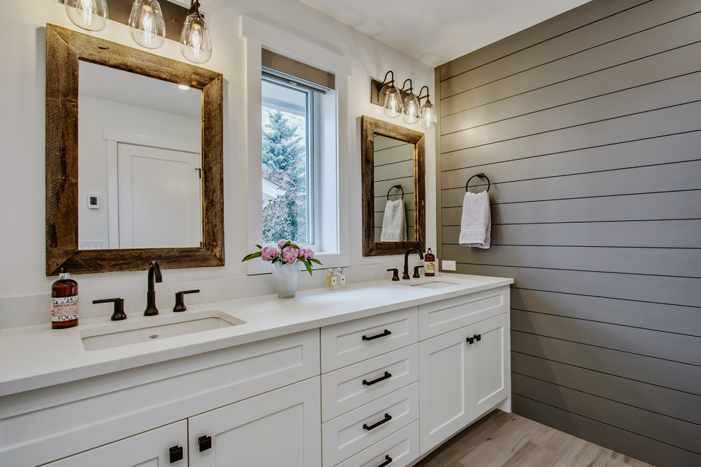 На фото: ванная комната в стиле кантри с фасадами с утопленной филенкой, белыми фасадами, серыми стенами, врезной раковиной и бежевым полом