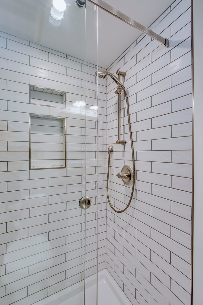 Mittelgroßes Country Badezimmer mit offener Dusche, weißen Fliesen, Metrofliesen und Schiebetür-Duschabtrennung in Calgary