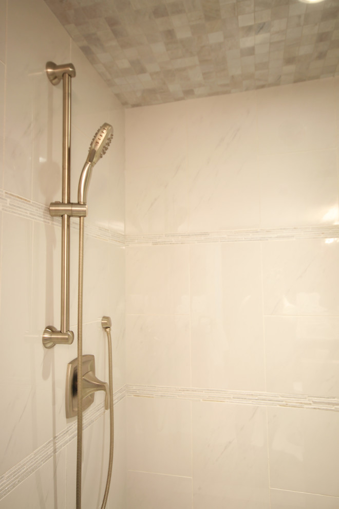 Foto de cuarto de baño principal clásico renovado de tamaño medio con ducha empotrada, baldosas y/o azulejos beige, baldosas y/o azulejos de cerámica y ducha con puerta con bisagras