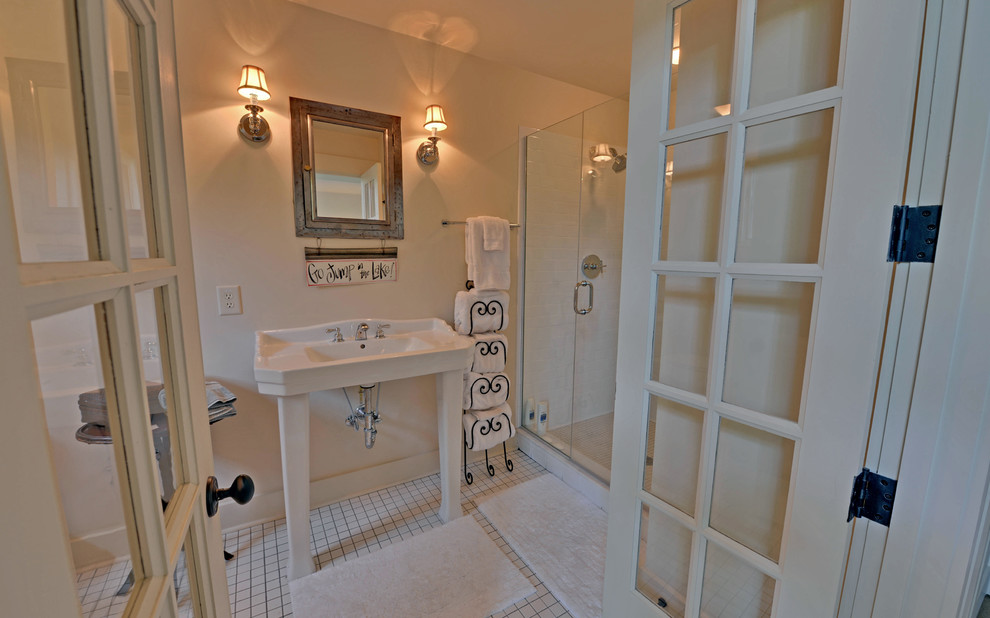 Idée de décoration pour une salle de bain chalet avec un plan vasque.