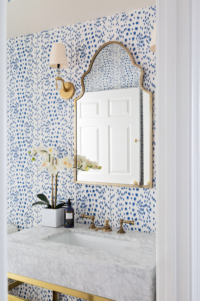 Mittelgroßes Klassisches Duschbad mit Toilette mit Aufsatzspülkasten, blauer Wandfarbe, hellem Holzboden, Marmor-Waschbecken/Waschtisch, braunem Boden und grauer Waschtischplatte in Orlando