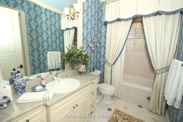 Inspiration for a traditional bathroom in Orlando.