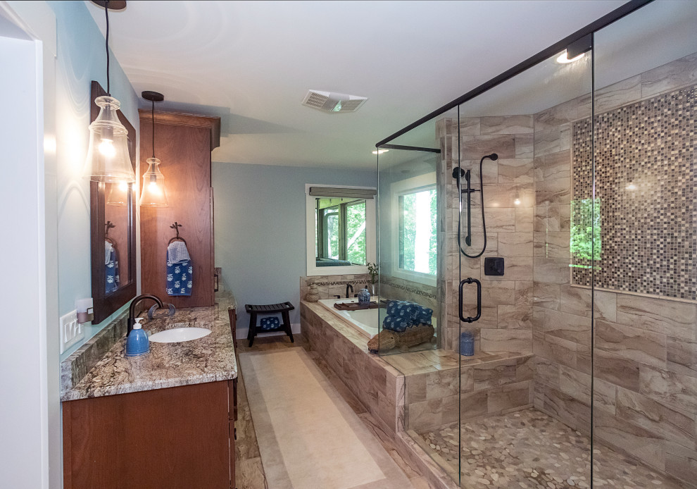 Idéer för att renovera ett stort vintage brun brunt en-suite badrum, med luckor med infälld panel, skåp i mellenmörkt trä, ett platsbyggt badkar, en dusch i en alkov, en toalettstol med separat cisternkåpa, beige kakel, porslinskakel, blå väggar, klinkergolv i porslin, ett undermonterad handfat, granitbänkskiva, beiget golv och dusch med gångjärnsdörr