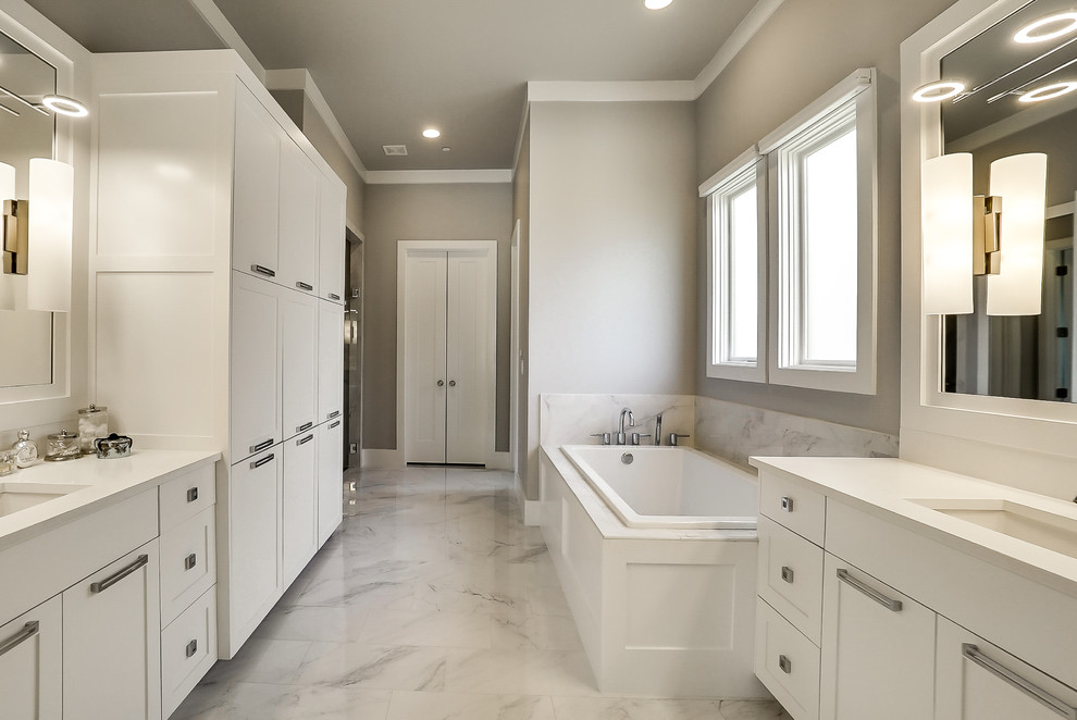 Idee per una stanza da bagno padronale chic di medie dimensioni con ante in stile shaker, ante bianche e top in quarzo composito