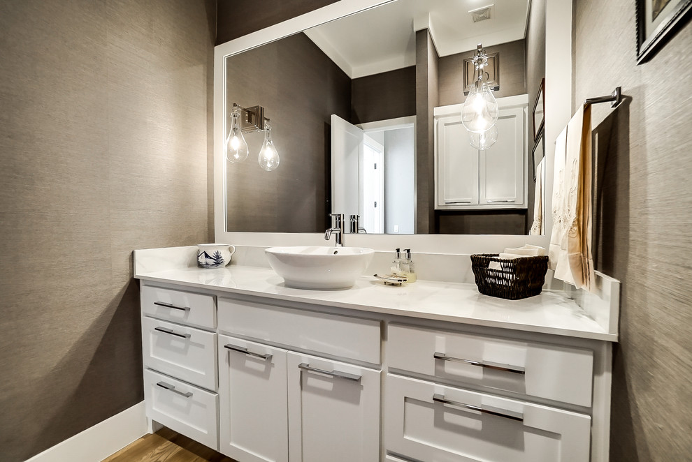 Diseño de cuarto de baño clásico renovado de tamaño medio con armarios estilo shaker, puertas de armario blancas, aseo y ducha y encimera de cuarzo compacto