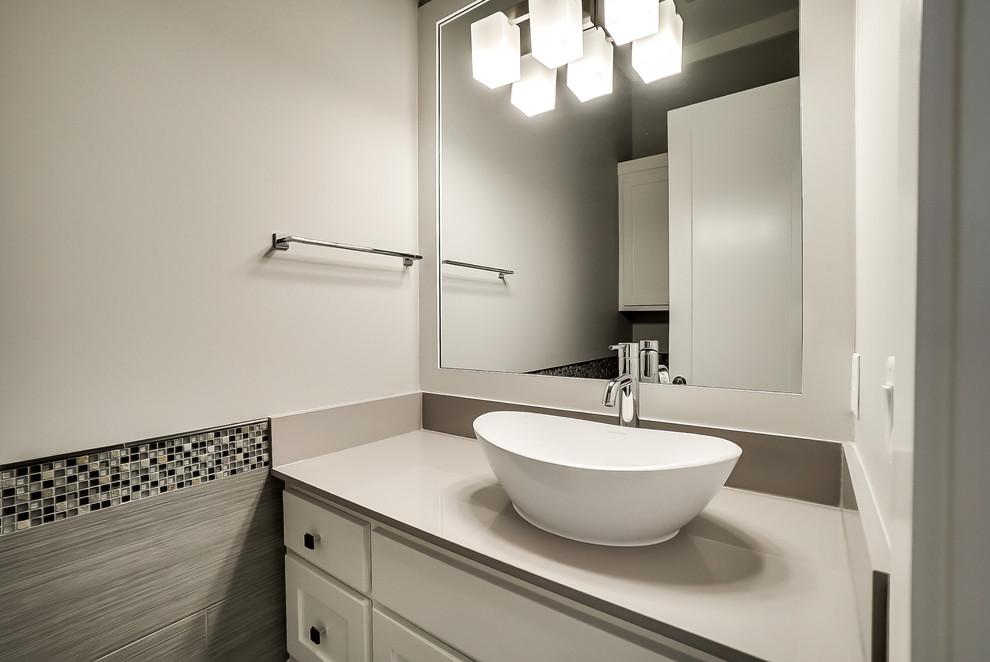 Modelo de cuarto de baño clásico renovado de tamaño medio con armarios estilo shaker, puertas de armario blancas, aseo y ducha y encimera de cuarzo compacto