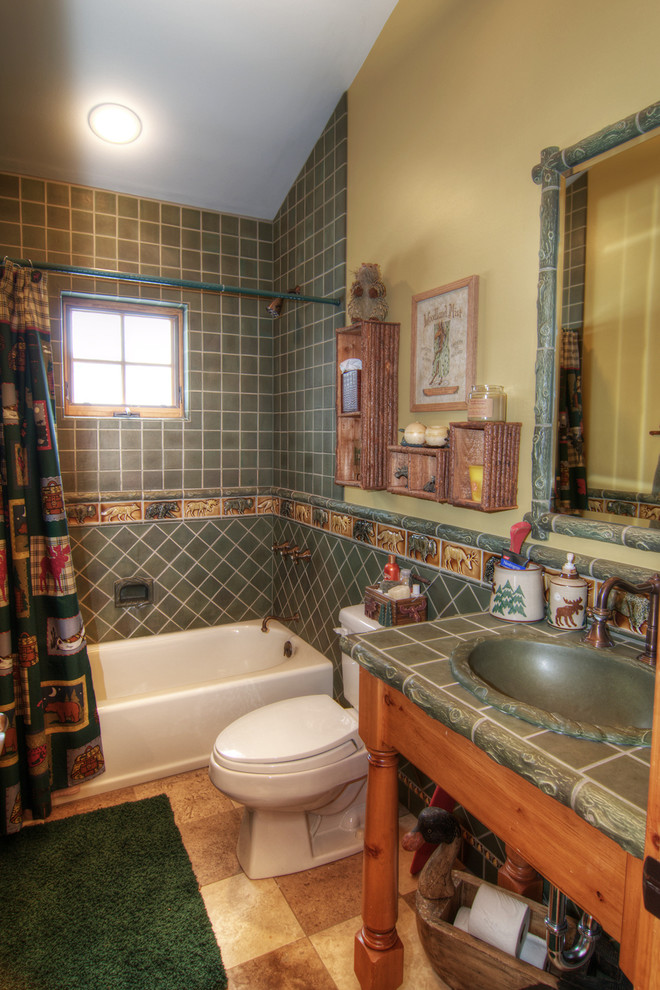 Rustik inredning av ett mellanstort badrum med dusch, med ett undermonterad handfat, öppna hyllor, skåp i slitet trä, kaklad bänkskiva, ett platsbyggt badkar, en dusch/badkar-kombination, en toalettstol med separat cisternkåpa, brun kakel, keramikplattor, beige väggar och travertin golv