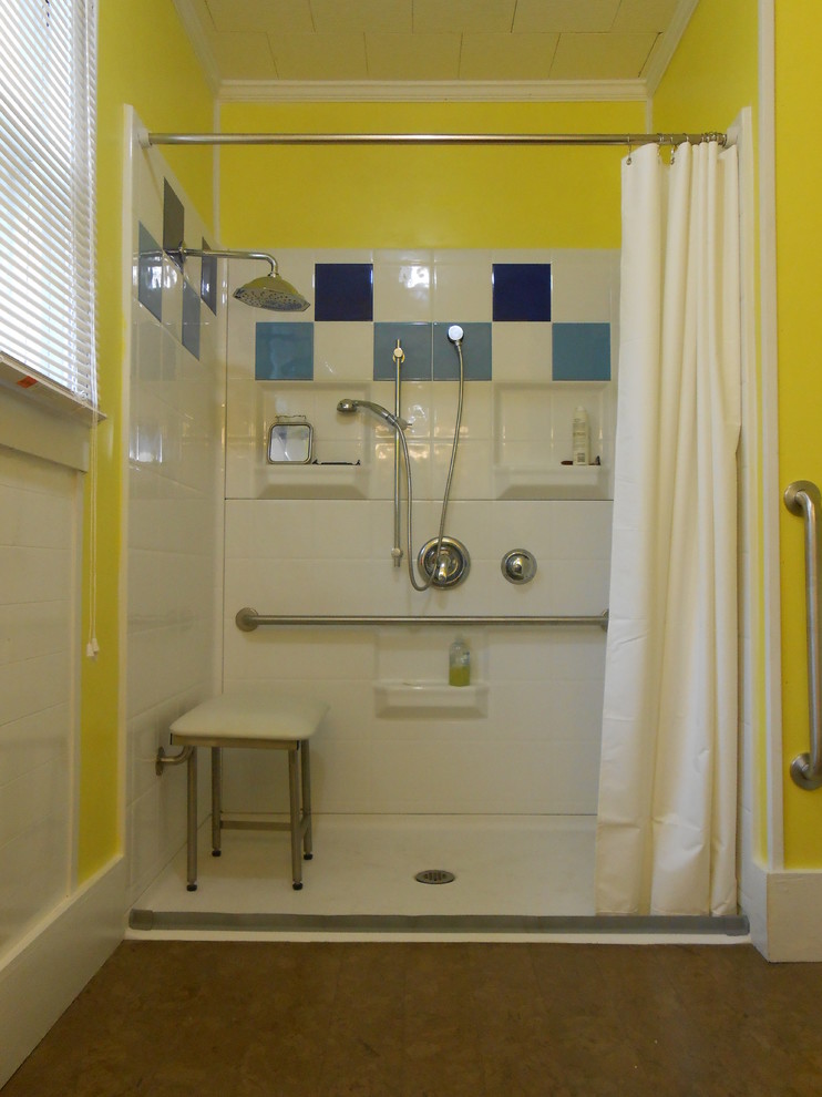 Foto de cuarto de baño principal bohemio de tamaño medio con ducha a ras de suelo, paredes amarillas, suelo de corcho, suelo de baldosas tipo guijarro, suelo marrón y ducha con cortina