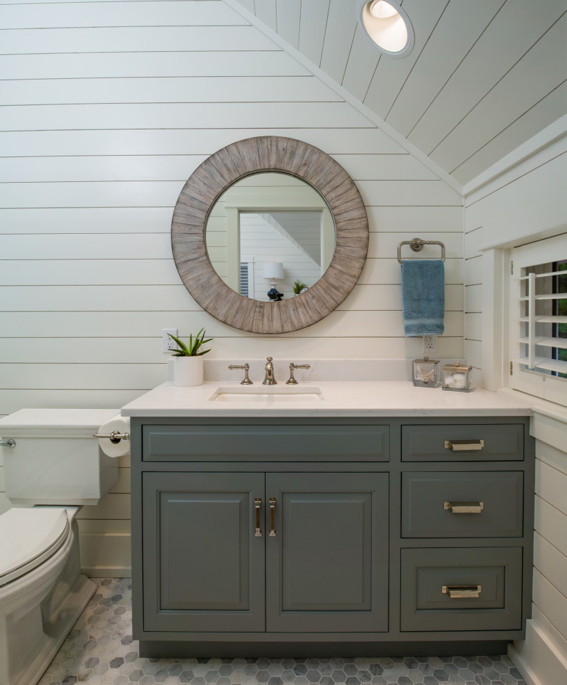 Пример оригинального дизайна: большая ванная комната в морском стиле с фасадами с утопленной филенкой, угловым душем, белой плиткой, плиткой кабанчик, белыми стенами, полом из керамогранита, душевой кабиной, врезной раковиной, столешницей из гранита, разноцветным полом, душем с распашными дверями и разноцветной столешницей