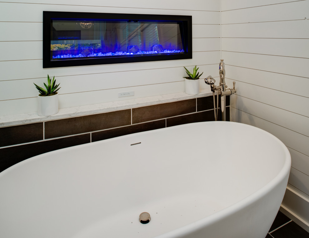 На фото: большая главная ванная комната в морском стиле с фасадами островного типа, белыми фасадами, отдельно стоящей ванной, угловым душем, унитазом-моноблоком, белой плиткой, плиткой кабанчик, белыми стенами, полом из керамогранита, врезной раковиной, столешницей из гранита, разноцветным полом, душем с распашными дверями и белой столешницей с