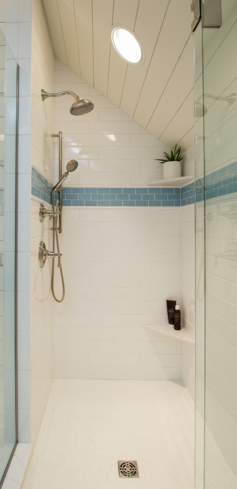 Пример оригинального дизайна: большая ванная комната в морском стиле с фасадами островного типа, угловым душем, белой плиткой, плиткой кабанчик, белыми стенами, полом из керамогранита, душевой кабиной, врезной раковиной, столешницей из гранита, разноцветным полом, душем с распашными дверями и разноцветной столешницей