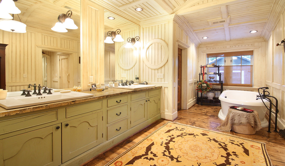 Großes Uriges Badezimmer En Suite mit beigen Schränken, freistehender Badewanne, weißer Wandfarbe, braunem Holzboden, Einbauwaschbecken, Granit-Waschbecken/Waschtisch, braunem Boden und brauner Waschtischplatte in Atlanta