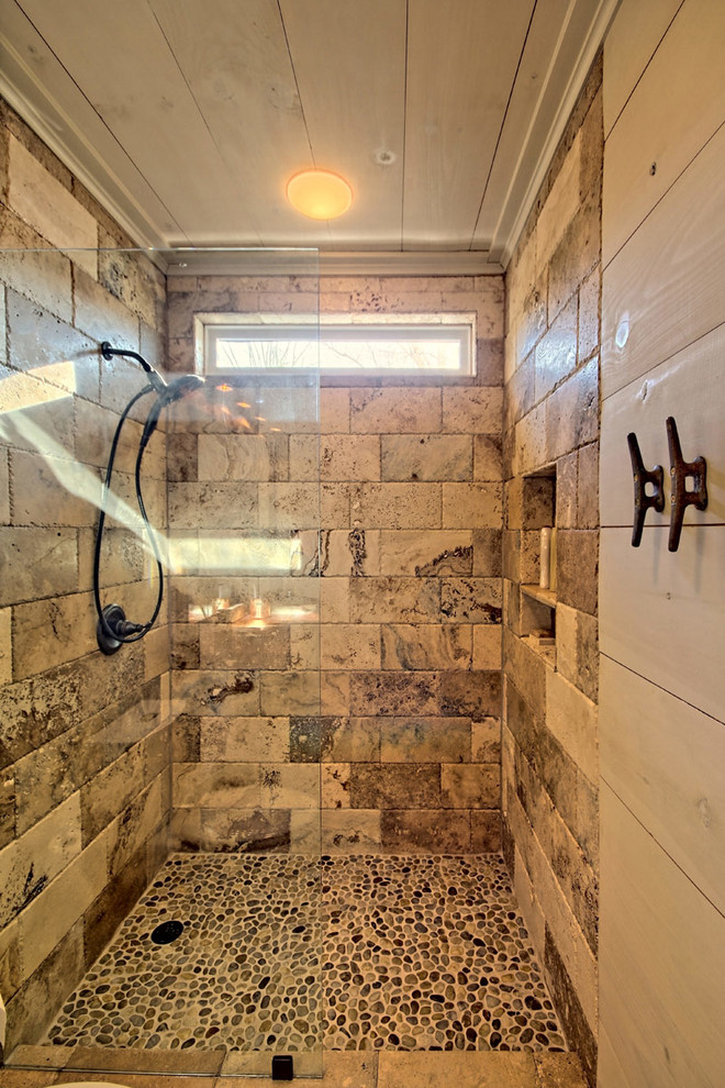 Idéer för amerikanska badrum, med en öppen dusch, flerfärgad kakel och kakel i småsten