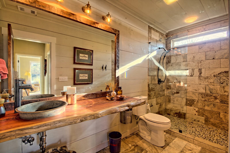 Inredning av ett amerikanskt en-suite badrum, med en öppen dusch, flerfärgad kakel, ett avlångt handfat och träbänkskiva