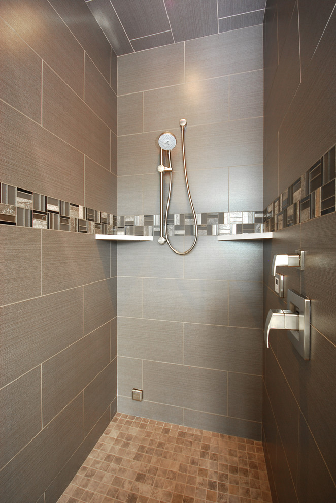 Cette image montre une grande salle de bain minimaliste avec une douche d'angle, un carrelage gris et un sol en carrelage de céramique.