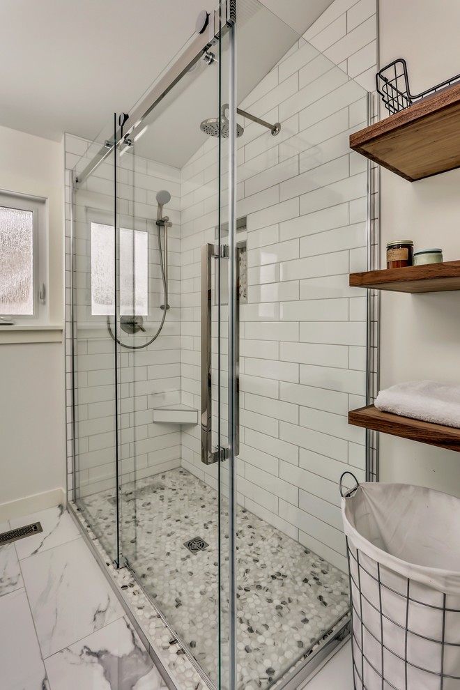 Idéer för ett mellanstort klassiskt en-suite badrum, med skåp i shakerstil, vita skåp, en dubbeldusch, en toalettstol med separat cisternkåpa, vit kakel, porslinskakel, vita väggar, klinkergolv i porslin, ett undermonterad handfat, bänkskiva i kvartsit, vitt golv och dusch med skjutdörr