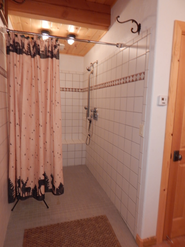 Immagine di una stanza da bagno padronale tradizionale di medie dimensioni con lavabo da incasso, doccia aperta, WC monopezzo, piastrelle bianche, piastrelle in ceramica, pareti bianche e pavimento con piastrelle in ceramica