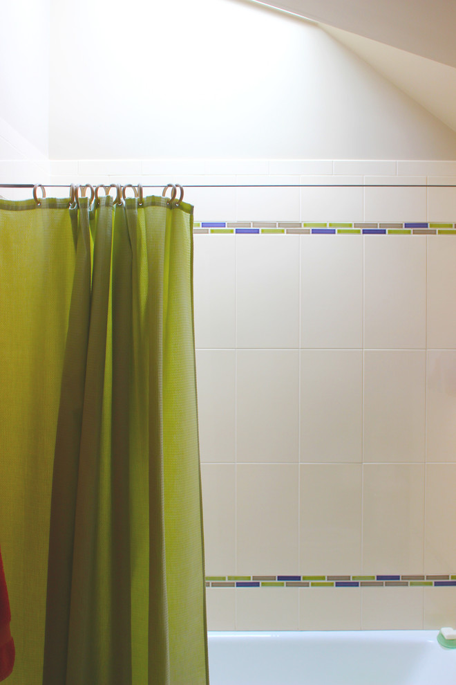 Immagine di una stanza da bagno padronale minimal di medie dimensioni con ante lisce, vasca/doccia, pareti beige e pavimento in linoleum