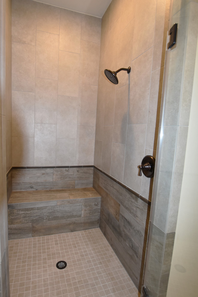 Idéer för mycket stora medelhavsstil badrum med dusch, med en dusch i en alkov, en toalettstol med separat cisternkåpa, grå kakel, porslinskakel, beige väggar och klinkergolv i porslin