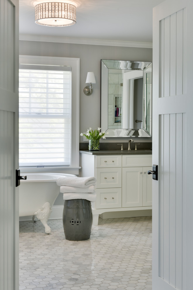 Exempel på ett mellanstort maritimt grå grått en-suite badrum, med luckor med infälld panel, vita skåp, ett badkar med tassar, grå väggar, marmorgolv, ett undermonterad handfat och grått golv