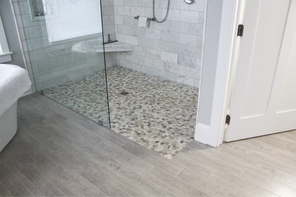 Esempio di una stanza da bagno stile marino con ante in stile shaker, ante bianche, doccia a filo pavimento, piastrelle in pietra, lavabo sottopiano e top in marmo