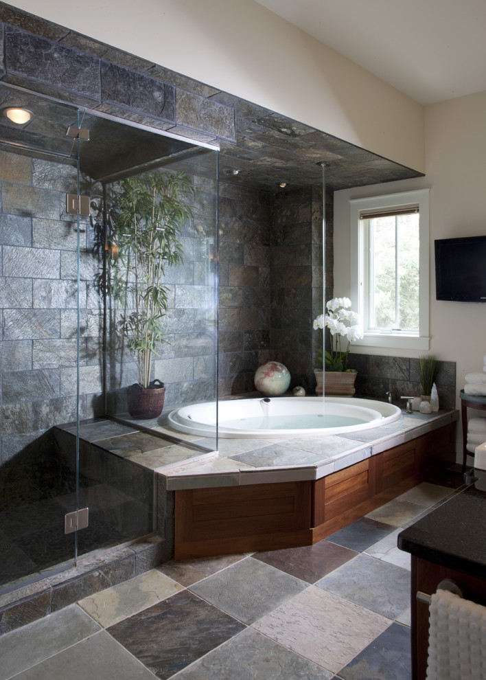 Immagine di una grande stanza da bagno padronale tradizionale con vasca idromassaggio, doccia ad angolo, pareti beige, pavimento in ardesia, pavimento multicolore e porta doccia a battente