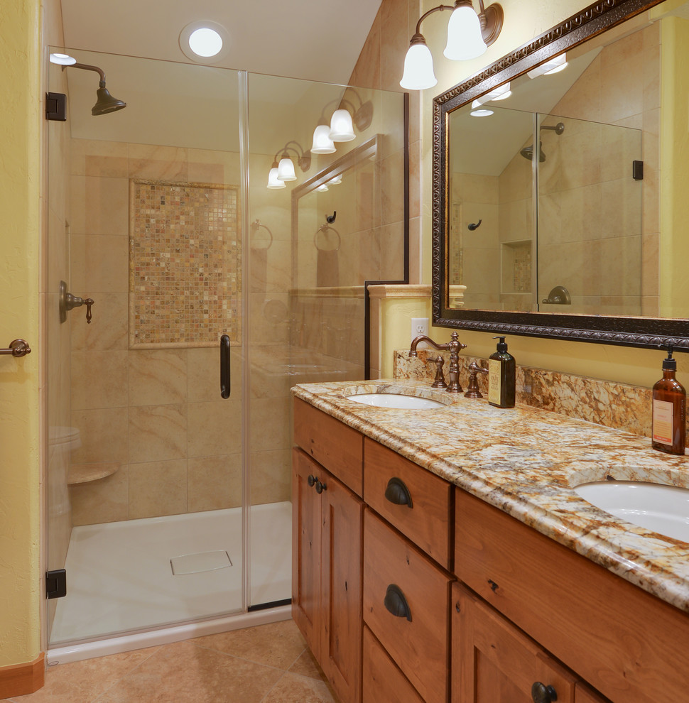 Стильный дизайн: главная ванная комната в стиле рустика с врезной раковиной и столешницей из гранита - последний тренд