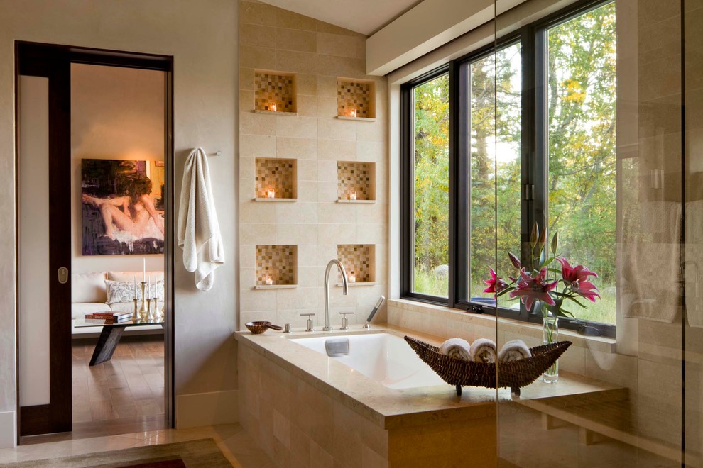 Свежая идея для дизайна: ванная комната в современном стиле с ванной в нише - отличное фото интерьера