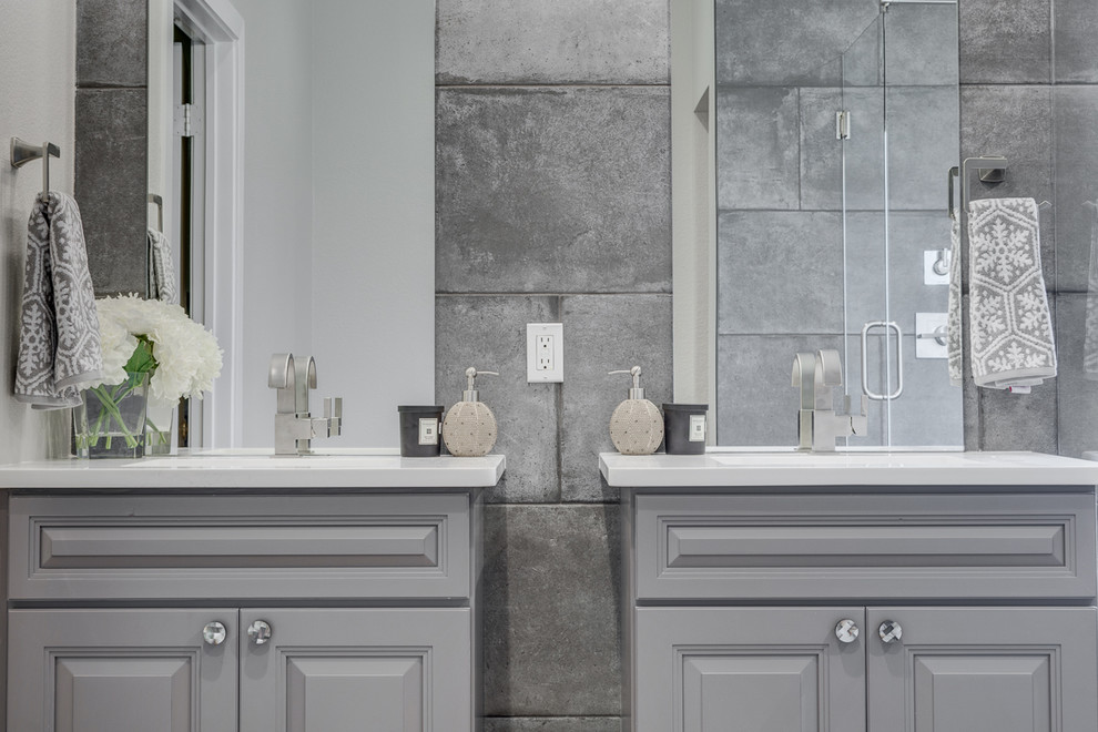 На фото: большая главная ванная комната в стиле модернизм с серыми фасадами, накладной раковиной, столешницей из кварцита и керамогранитной плиткой