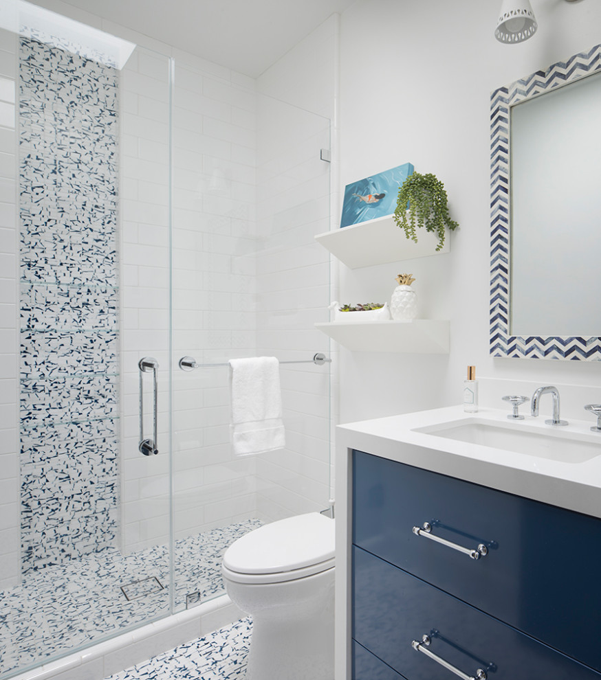Klassisk inredning av ett mellanstort badrum för barn, med släta luckor, blå skåp, en toalettstol med hel cisternkåpa, keramikplattor, vita väggar, klinkergolv i keramik, ett undermonterad handfat, flerfärgat golv och dusch med skjutdörr