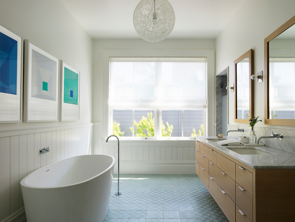Modern inredning av ett mellanstort en-suite badrum, med släta luckor, ett fristående badkar, våtrum, marmorkakel, klinkergolv i keramik, ett undermonterad handfat, marmorbänkskiva, turkost golv och dusch med gångjärnsdörr