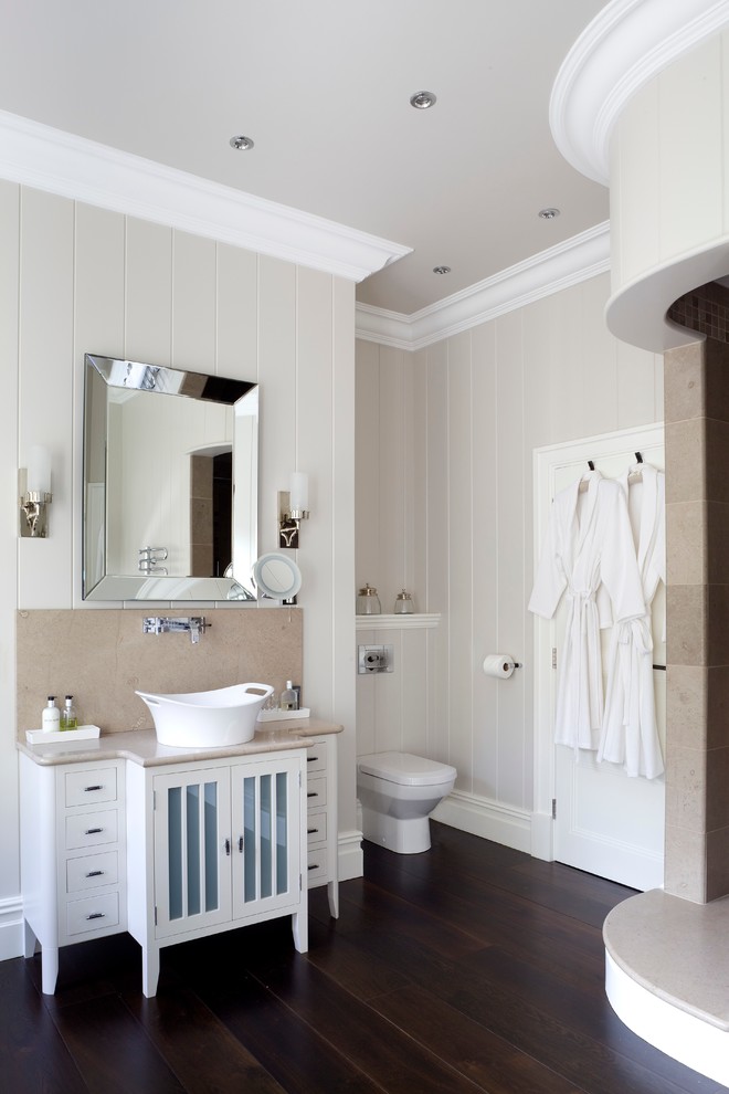 Идея дизайна: большая главная ванная комната в стиле неоклассика (современная классика) с настольной раковиной, белыми фасадами, угловым душем, раздельным унитазом, бежевыми стенами и бежевой столешницей