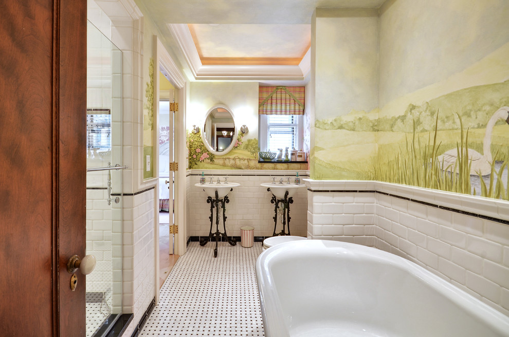 Пример оригинального дизайна: ванная комната в классическом стиле с отдельно стоящей ванной и раковиной с пьедесталом