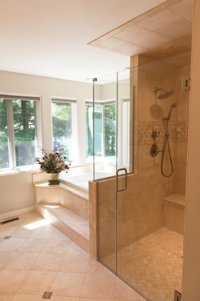 Пример оригинального дизайна: большая главная ванная комната в классическом стиле с белыми фасадами, накладной ванной, душем без бортиков, бежевой плиткой, плиткой из травертина, бежевыми стенами, полом из травертина, бежевым полом и душем с распашными дверями