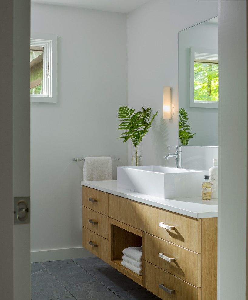 Foto di una stanza da bagno costiera con ante lisce, ante marroni, pareti grigie, lavabo a bacinella, pavimento grigio e top bianco