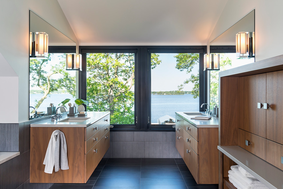 Diseño de cuarto de baño principal contemporáneo con armarios con paneles lisos, puertas de armario de madera oscura, paredes blancas, lavabo bajoencimera y ventanas