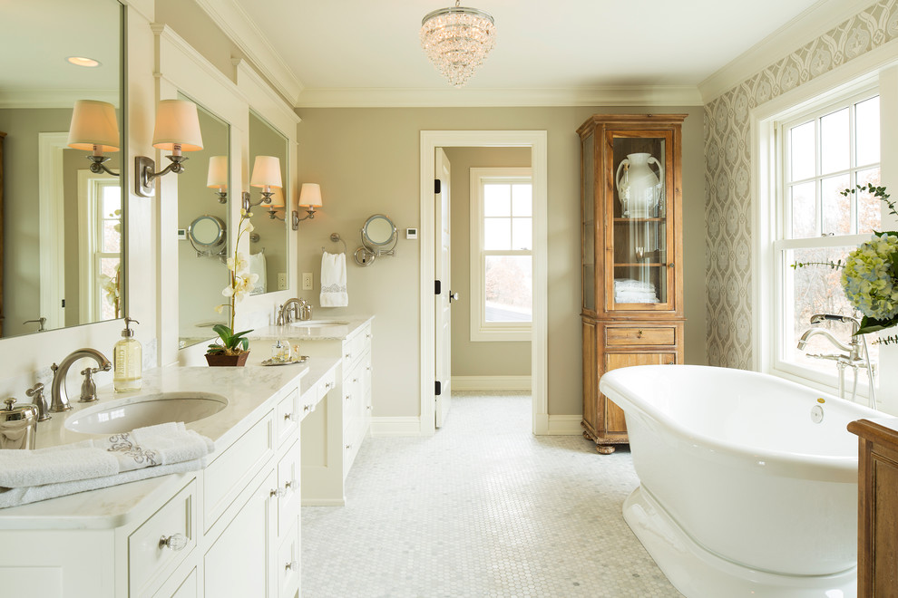 Foto de cuarto de baño campestre con lavabo bajoencimera, bañera exenta, encimera de mármol y ventanas