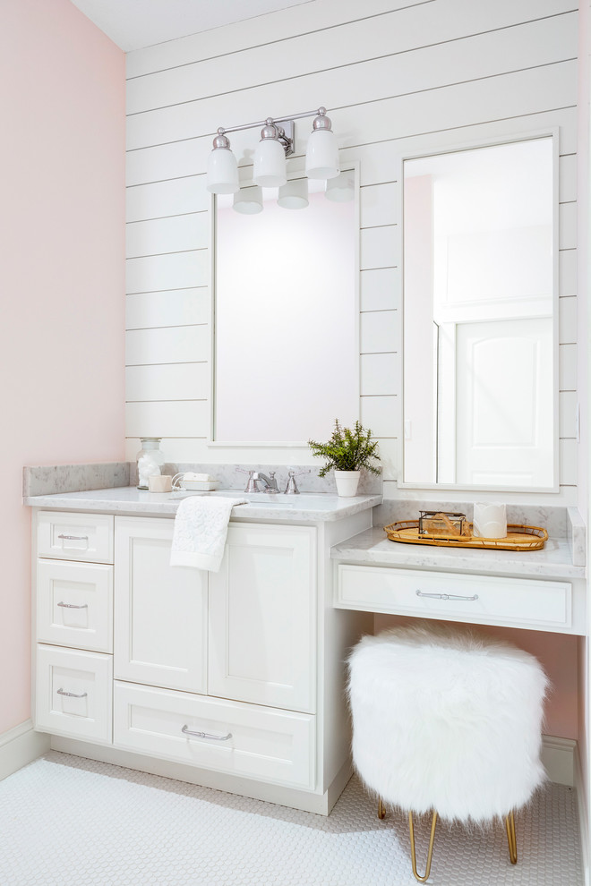 На фото: ванная комната в морском стиле с фасадами с утопленной филенкой, белыми фасадами, розовыми стенами, полом из мозаичной плитки, врезной раковиной, белым полом, серой столешницей и мраморной столешницей с