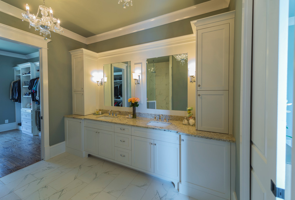 Idéer för att renovera ett mellanstort funkis badrum, med skåp i shakerstil, vita skåp, granitbänkskiva och en öppen dusch