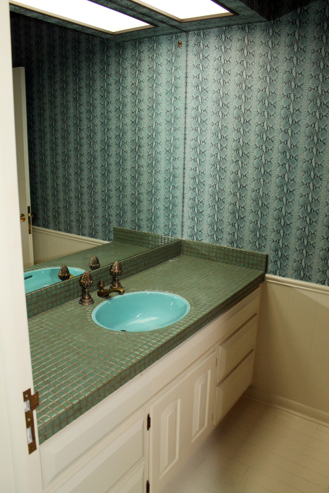 Foto på ett stort vintage badrum, med ett undermonterad handfat, luckor med upphöjd panel, vita skåp och målat trägolv