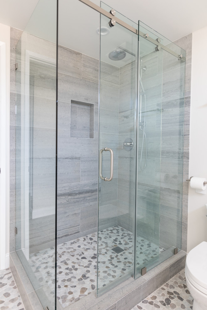 Idéer för ett mellanstort modernt vit en-suite badrum, med luckor med infälld panel, grå skåp, en hörndusch, vit kakel, ett fristående handfat, bänkskiva i kvarts, grått golv och dusch med gångjärnsdörr