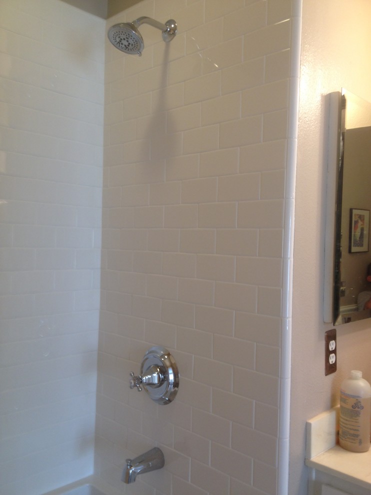 Exempel på ett litet klassiskt en-suite badrum, med bänkskiva i akrylsten, ett japanskt badkar, en dusch i en alkov, en toalettstol med separat cisternkåpa, vit kakel, tunnelbanekakel, vita väggar och klinkergolv i porslin