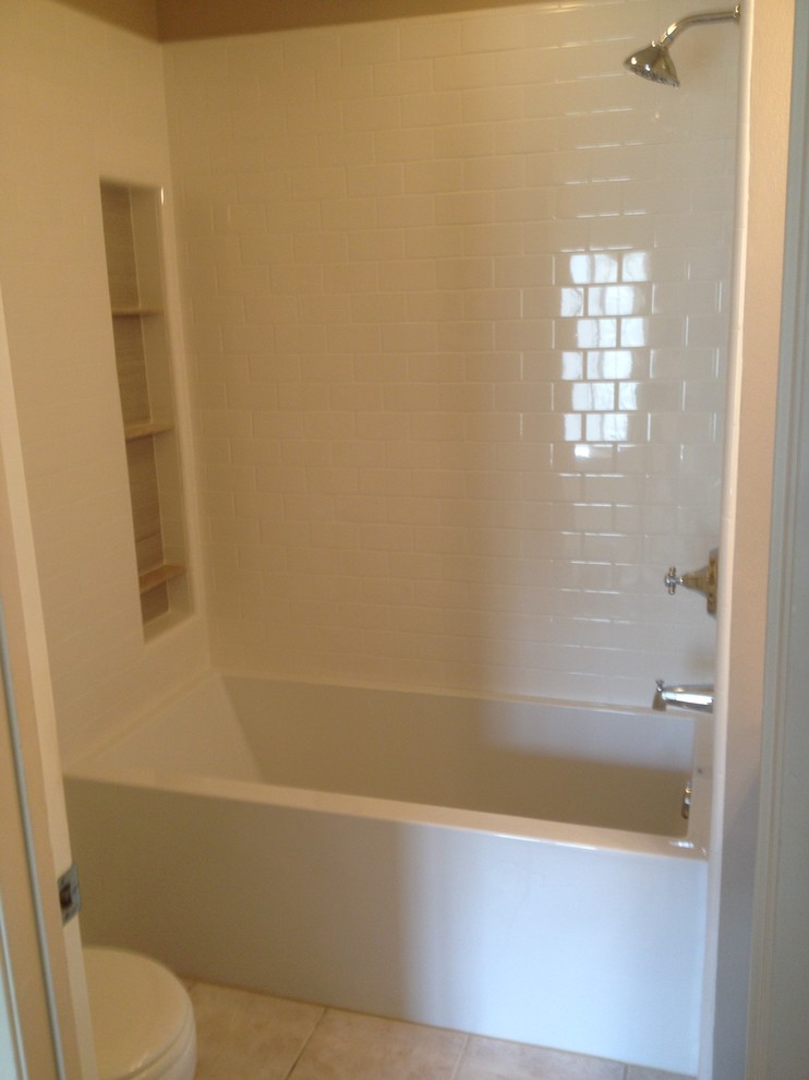 Kleines Klassisches Badezimmer En Suite mit Duschnische, Wandtoilette mit Spülkasten, weißen Fliesen, Metrofliesen, weißer Wandfarbe, Porzellan-Bodenfliesen und Badewanne in Nische in Orange County