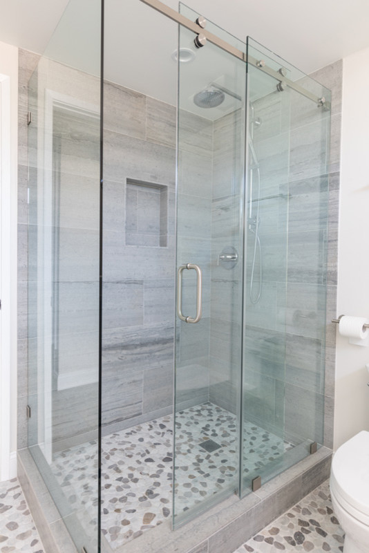 Immagine di una stanza da bagno con doccia contemporanea di medie dimensioni con ante grigie, top bianco, ante in stile shaker e parquet chiaro
