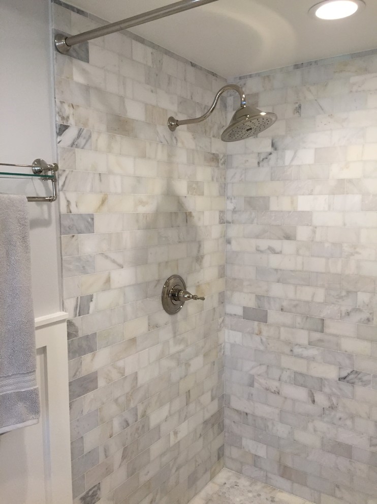 Foto di una stanza da bagno stile marino con top in marmo, doccia alcova e piastrelle in pietra