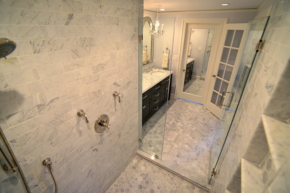 Klassisk inredning av ett mellanstort en-suite badrum, med ett integrerad handfat, möbel-liknande, skåp i mörkt trä, marmorbänkskiva, en dubbeldusch, en toalettstol med hel cisternkåpa, vit kakel, vita väggar och klinkergolv i småsten