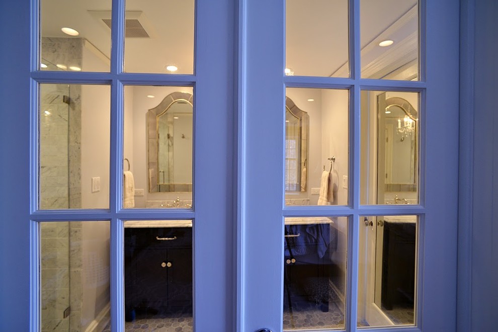 Inspiration för mellanstora klassiska en-suite badrum, med ett integrerad handfat, möbel-liknande, skåp i mörkt trä, marmorbänkskiva, en dubbeldusch, en toalettstol med hel cisternkåpa, vit kakel, perrakottakakel, vita väggar och klinkergolv i småsten