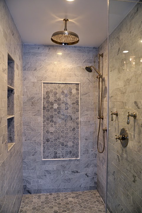 Klassisk inredning av ett mellanstort en-suite badrum, med ett integrerad handfat, möbel-liknande, skåp i mörkt trä, marmorbänkskiva, en dubbeldusch, en toalettstol med hel cisternkåpa, vit kakel, perrakottakakel och vita väggar